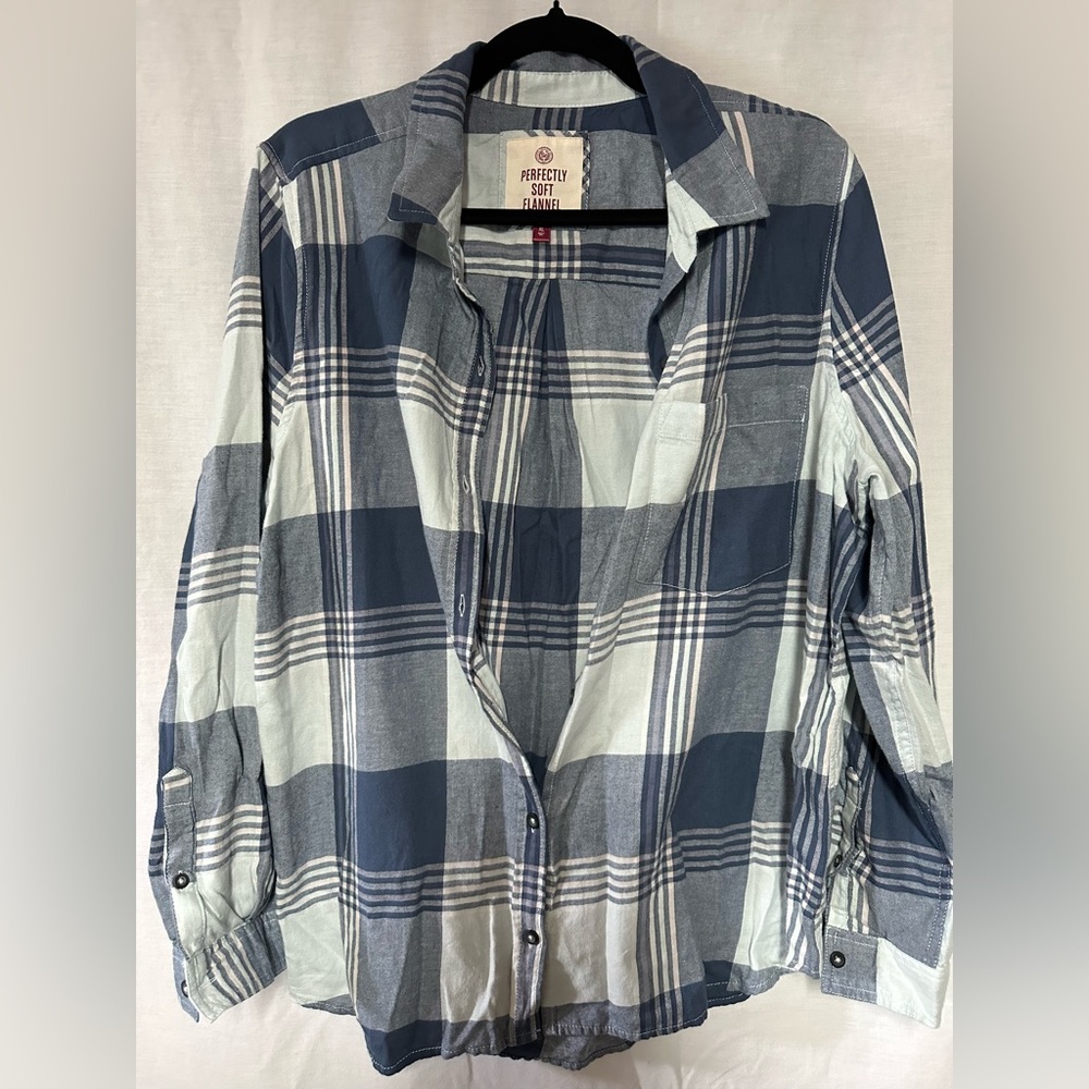 Lightly worn. Women’s XL oversized button down plaid shirt. Very comfy!